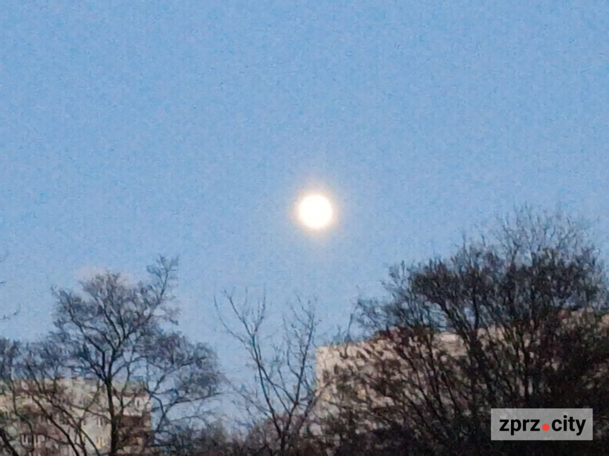 Неймовірно гарно - запоріжці поділились в соцмережах фото повні Сніжного місяця