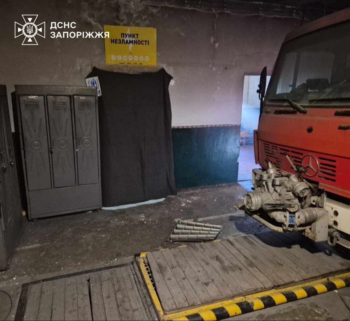 Нічний терор на Запоріжжі: російський дрон влучив у пожежну частину (фото)