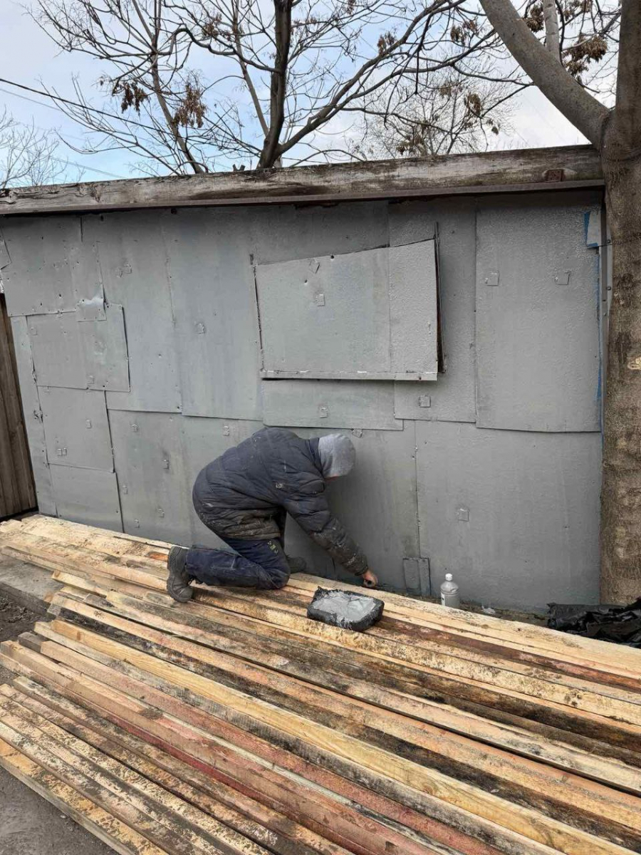 Обіцянку виконали: в Запоріжжі енергетики допомогли відбудувати притулок для тварин після атаки дрона (фото)