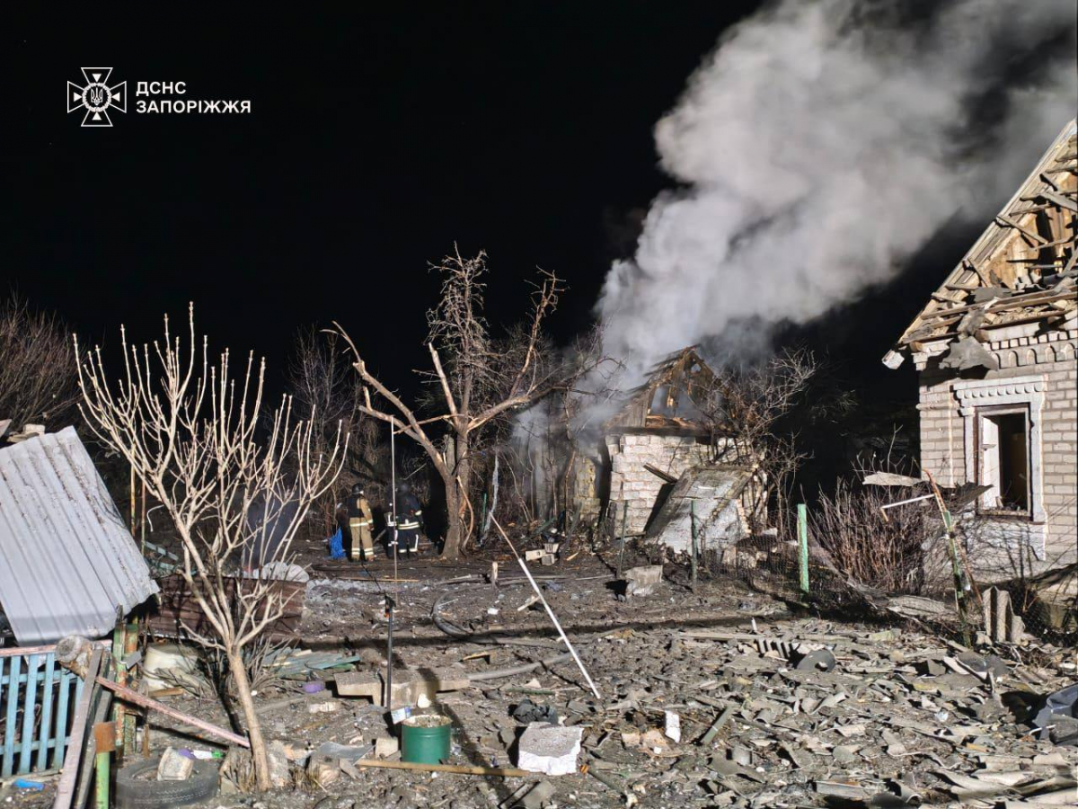 Окупанти атакували дронами Запорізький район: рятувальники деблокували жінок та дітей з пошкодженого будинку (фото)