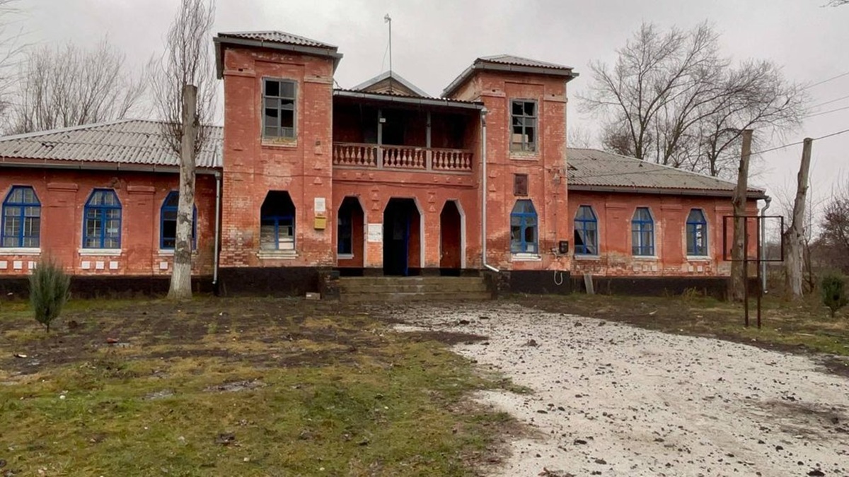 Перлина українського модерну: російські КАБи зруйнували будинок культури на Запоріжжі (фото)