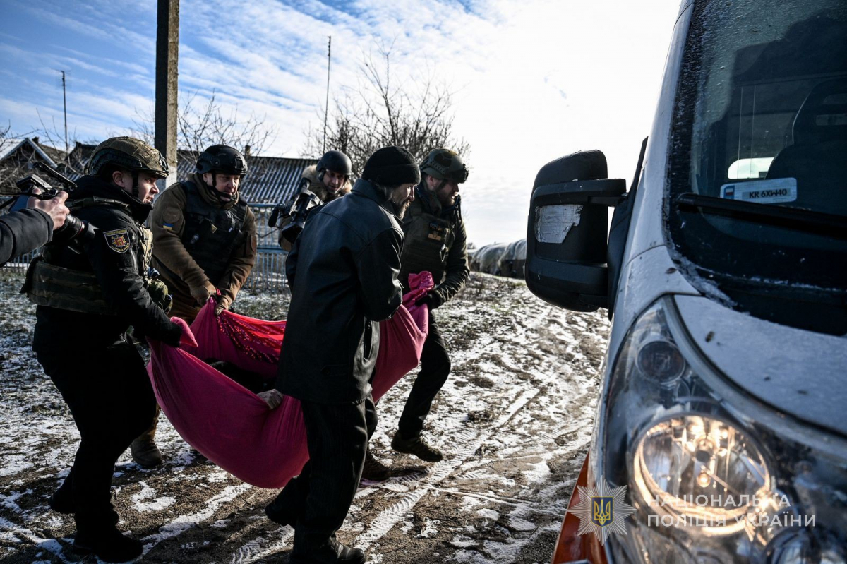 Під прицілом дронів : як поліцейські евакуювали дітей, дорослих та песиків з Таврійської громади