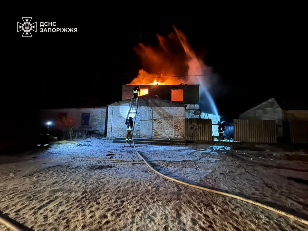 П'ять пожеж за добу: в Запорізькому районі внаслідок ворожих обстрілів постраждав чоловік (фото)