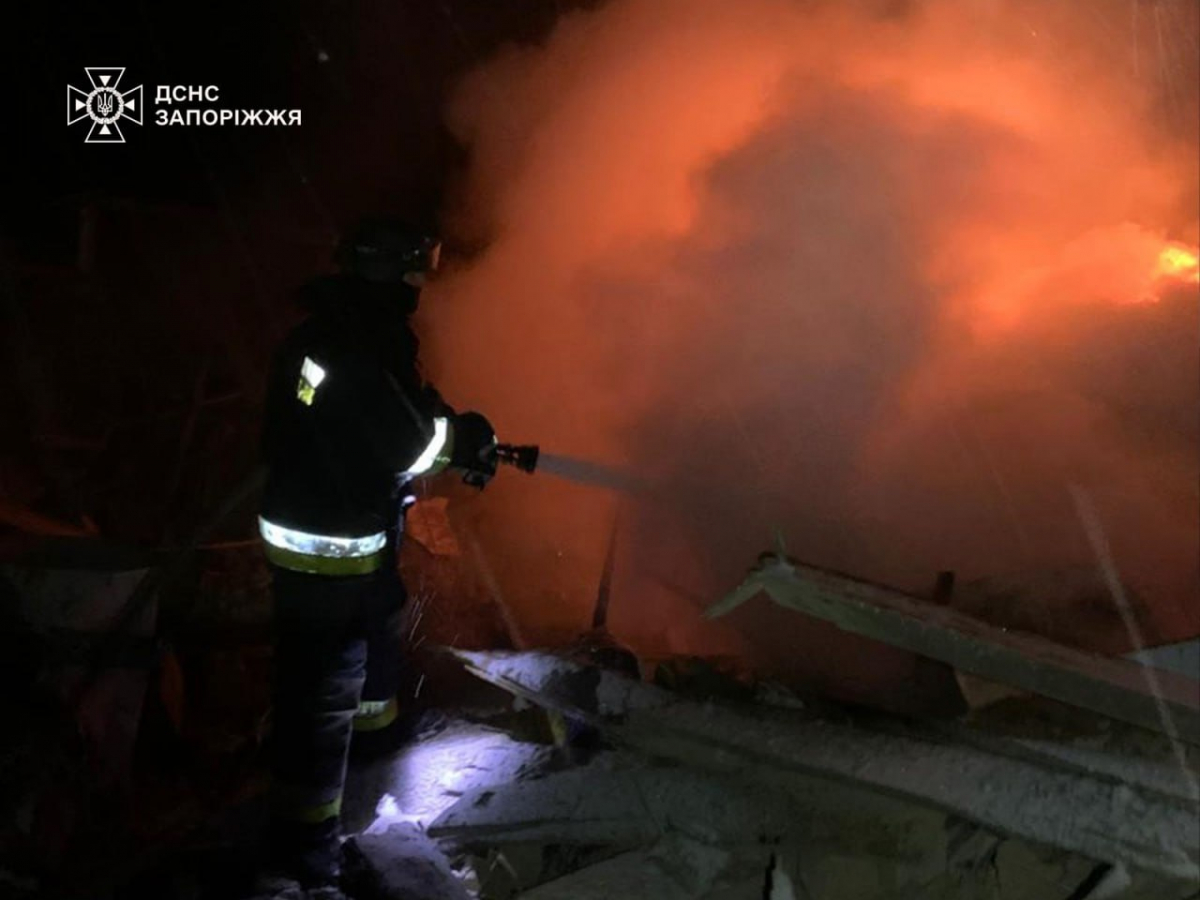 П'ять пожеж за добу: в Запорізькому районі внаслідок ворожих обстрілів постраждав чоловік (фото)