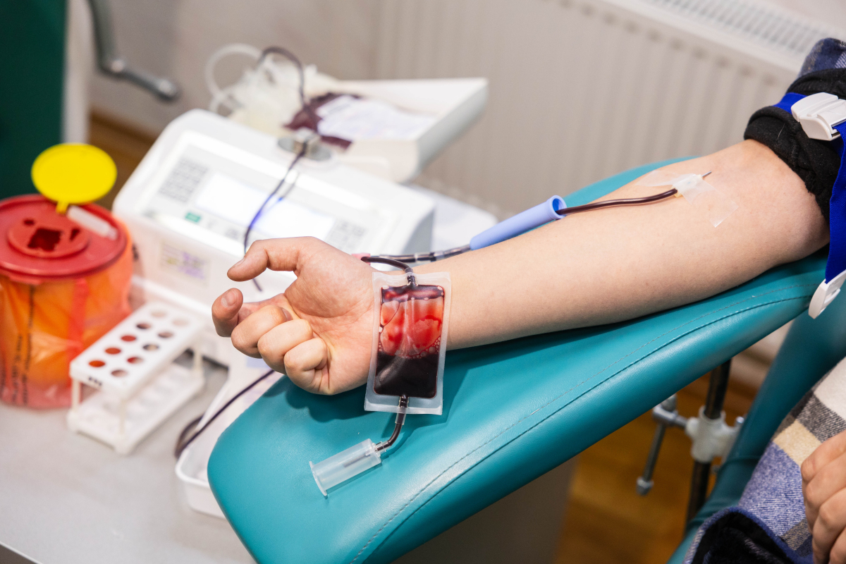 Потреба – рятувати життя: запорізькі металурги провели першу цього року донорську акцію 