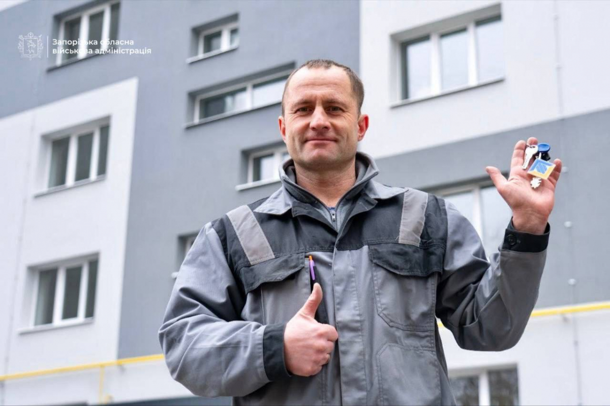 Повернення додому: у Запоріжжі мешканці отримали ключі від відновлених квартир (фото, відео)