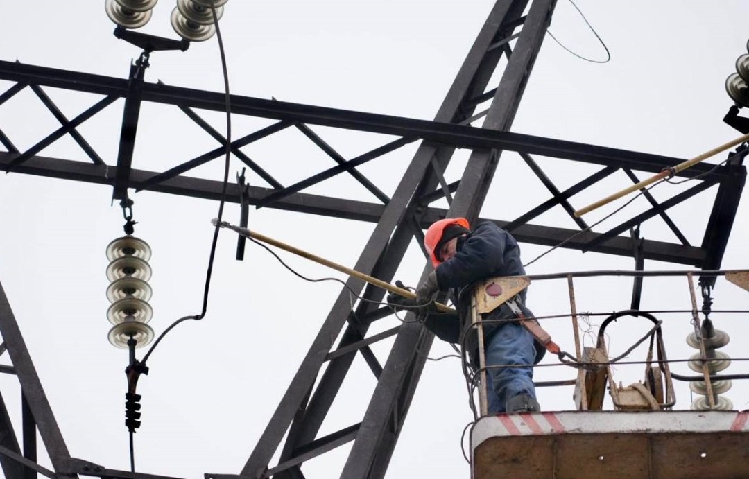 Працювали усі вихідні: в Запорізькій області після масованих ворожих обстрілів енергетики відновили електропостачання