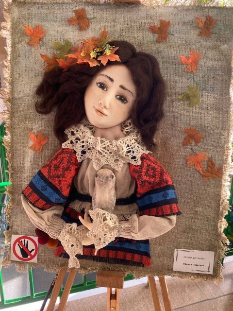 Трансформація ляльок: у Запоріжжі презентували виставку іграшок ручної роботи в незвичайному форматі (фото)