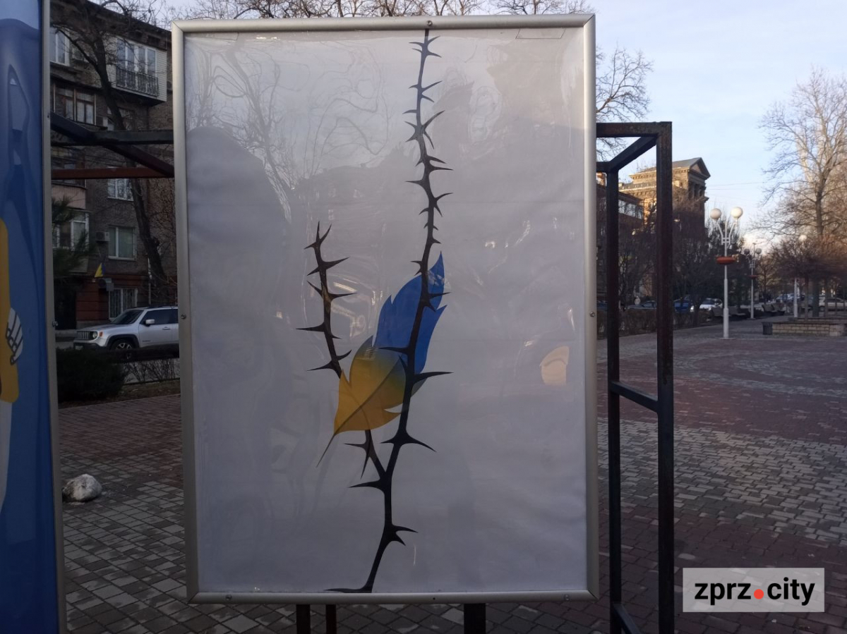 У центрі Запоріжжя оновили виставки плакатів воєнного часу - до особливих дат (фото)