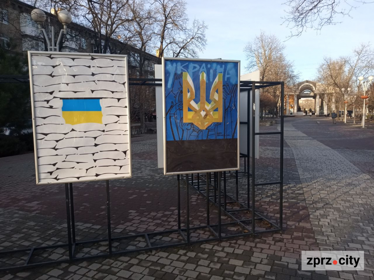 У центрі Запоріжжя оновили виставки плакатів воєнного часу - до особливих дат (фото)