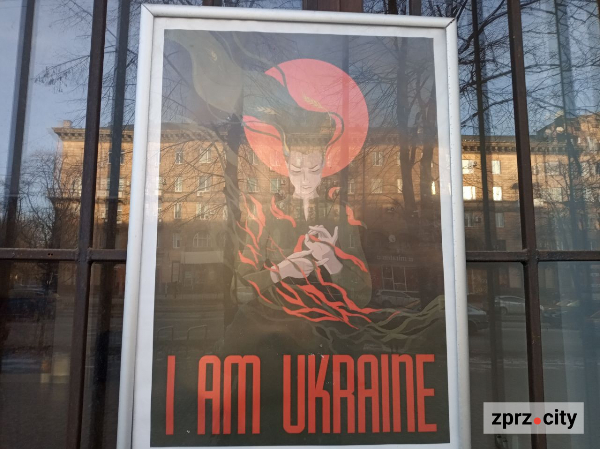 У центрі Запоріжжя оновили виставки плакатів воєнного часу - до особливих дат (фото)