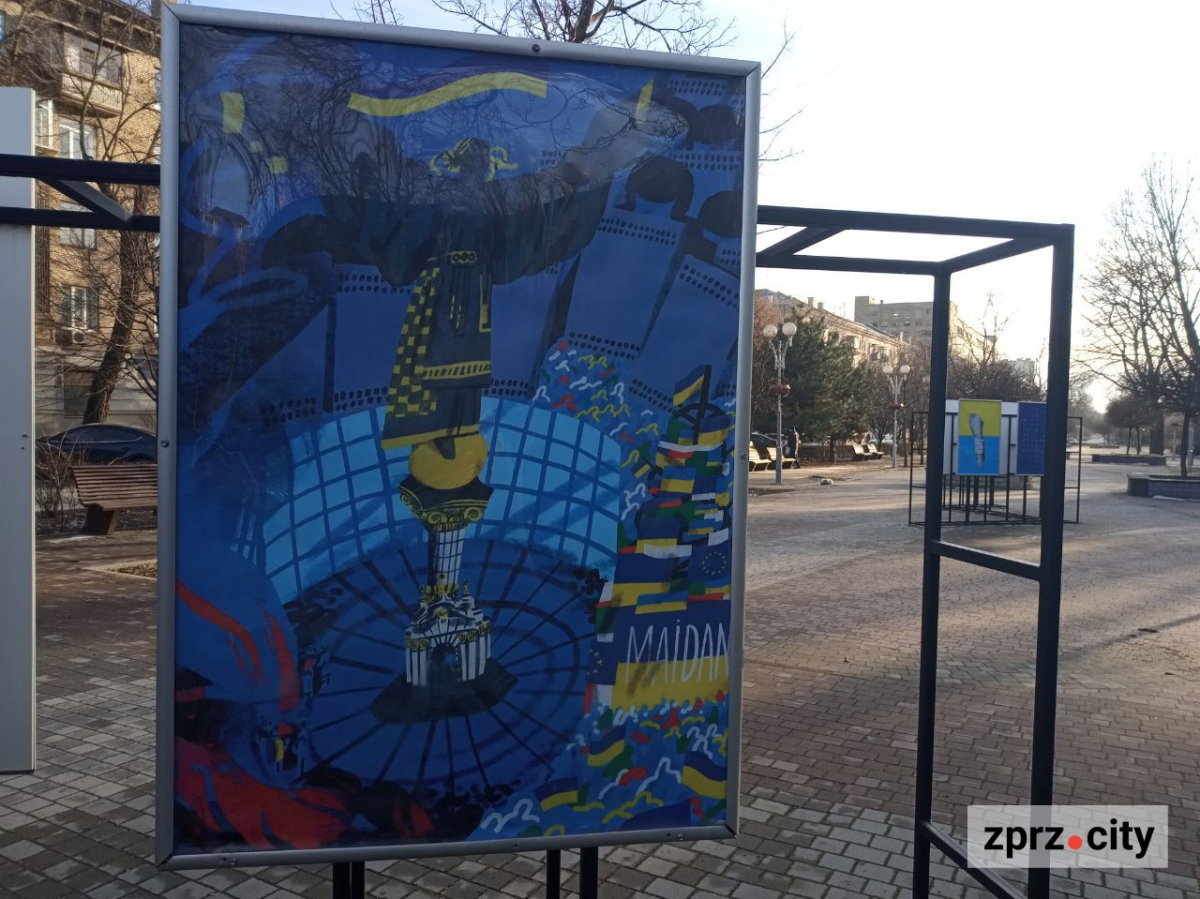 У центрі Запоріжжя оновили виставки плакатів воєнного часу - до особливих дат (фото)