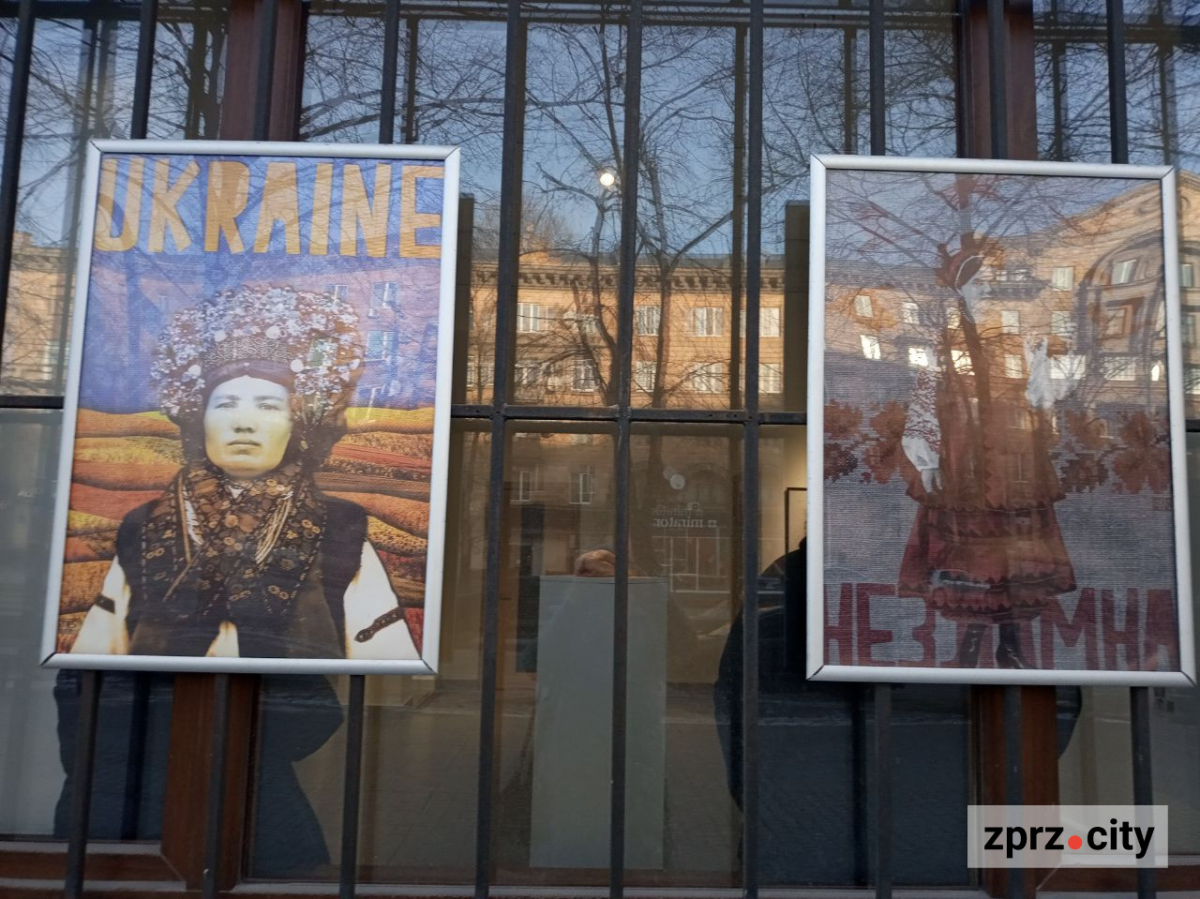 У центрі Запоріжжя оновили виставки плакатів воєнного часу - до особливих дат (фото)