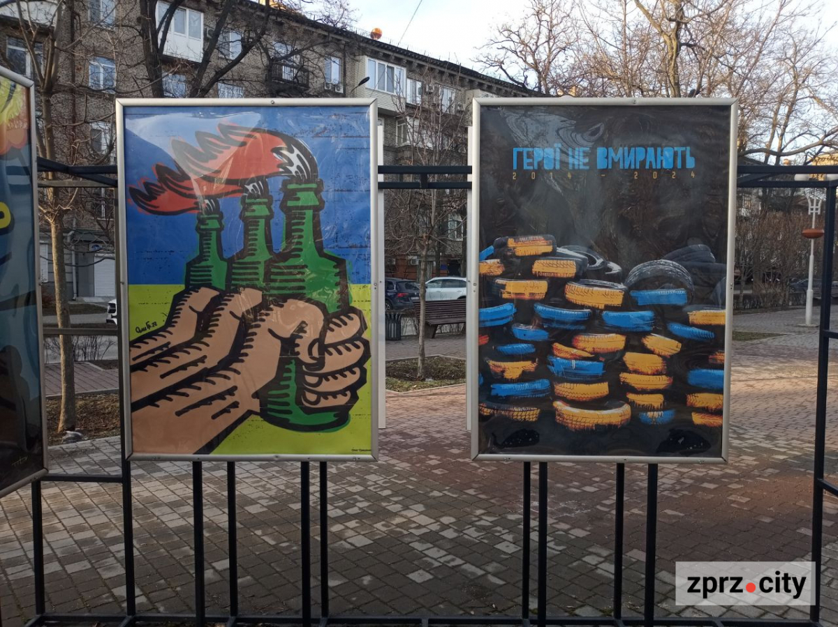 У центрі Запоріжжя оновили виставки плакатів воєнного часу - до особливих дат (фото)