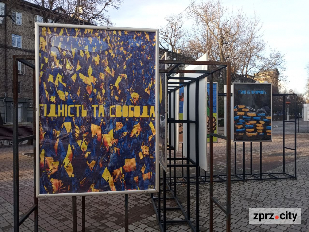 У центрі Запоріжжя оновили виставки плакатів воєнного часу - до особливих дат (фото)