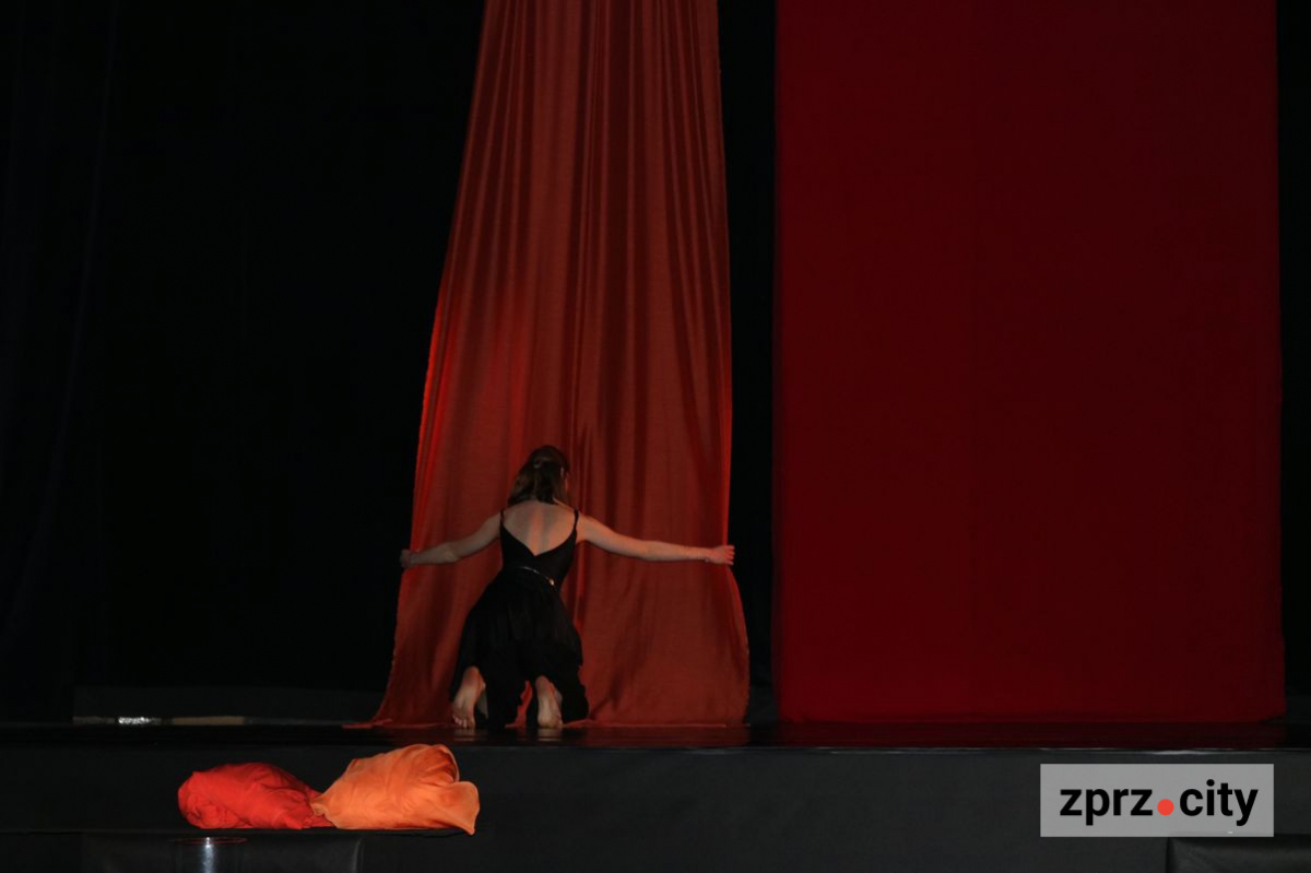 У Запоріжжі покажуть прем'єру, де героїня говоритиме мовою тіла і даруватиме глядачам прикраси 