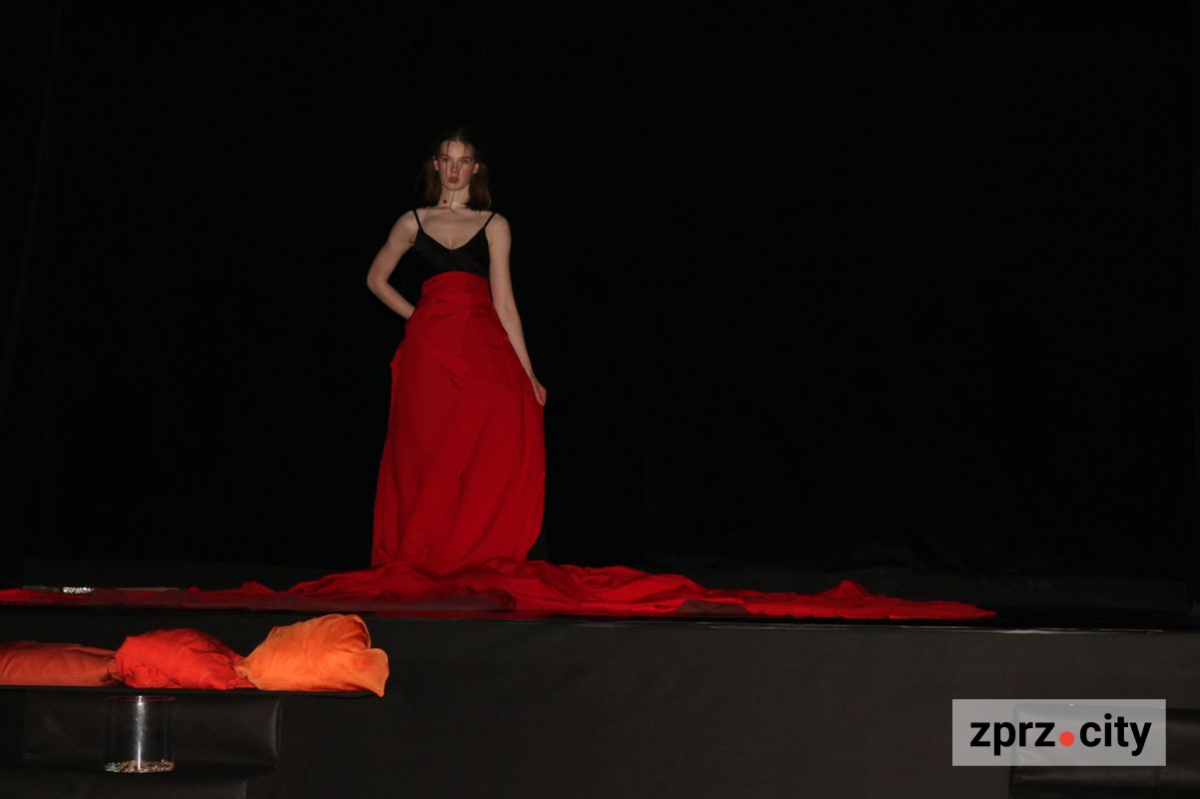 У Запоріжжі покажуть прем'єру, де героїня говоритиме мовою тіла і даруватиме глядачам прикраси 