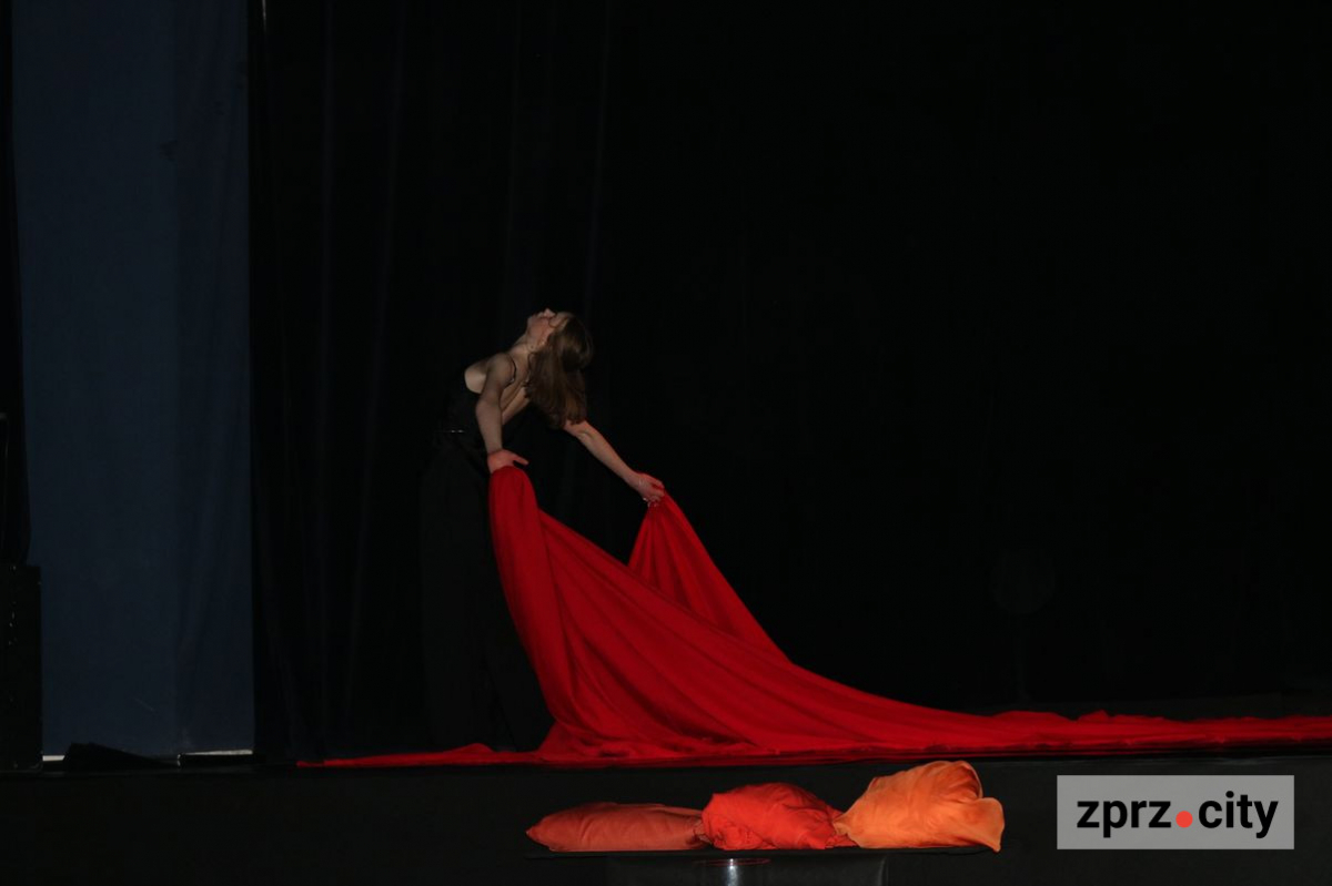 У Запоріжжі покажуть прем'єру, де героїня говоритиме мовою тіла і даруватиме глядачам прикраси 