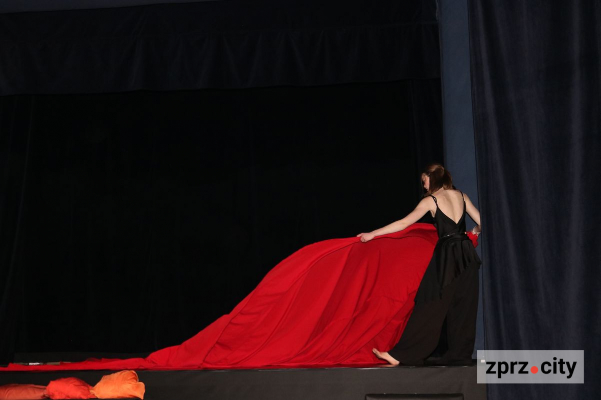 У Запоріжжі покажуть прем'єру, де героїня говоритиме мовою тіла і даруватиме глядачам прикраси 