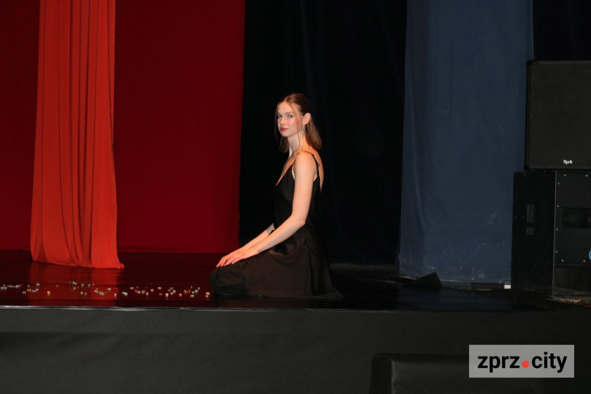 У Запоріжжі покажуть прем'єру, де героїня говоритиме мовою тіла і даруватиме глядачам прикраси 