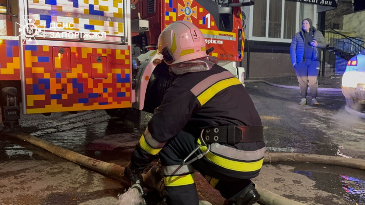 У Запоріжжі в багатоповерхівці спалахнула пожежа — надзвичайники гасили полум'я з драбини (фото, відео)