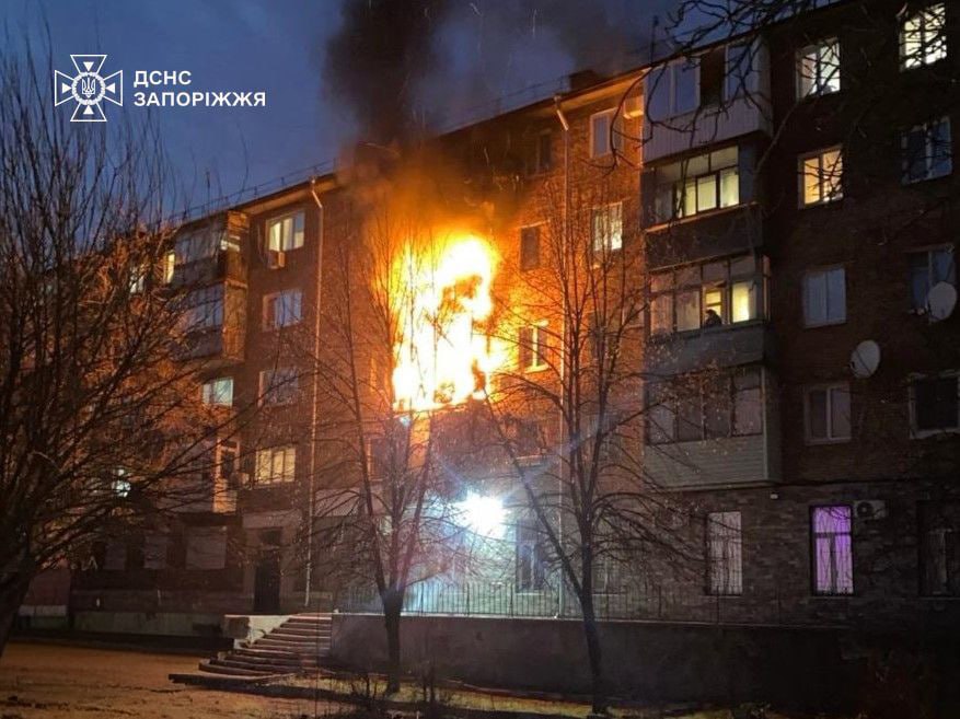 Винесли з диму та полум'я: у Запоріжжі врятували людину під час пожежі (фото, відео)