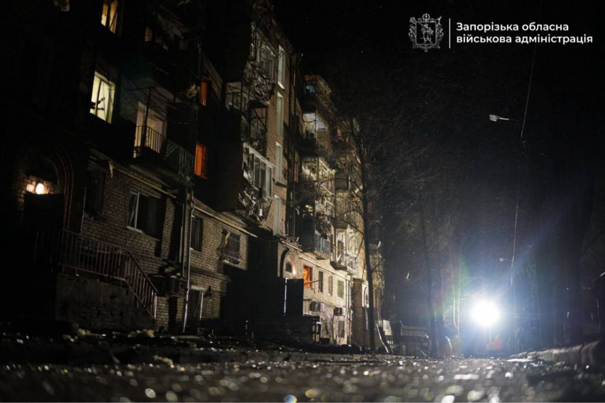 Пошкоджена багатоповерхівка внаслідок удару безпілотниками 23 лютого