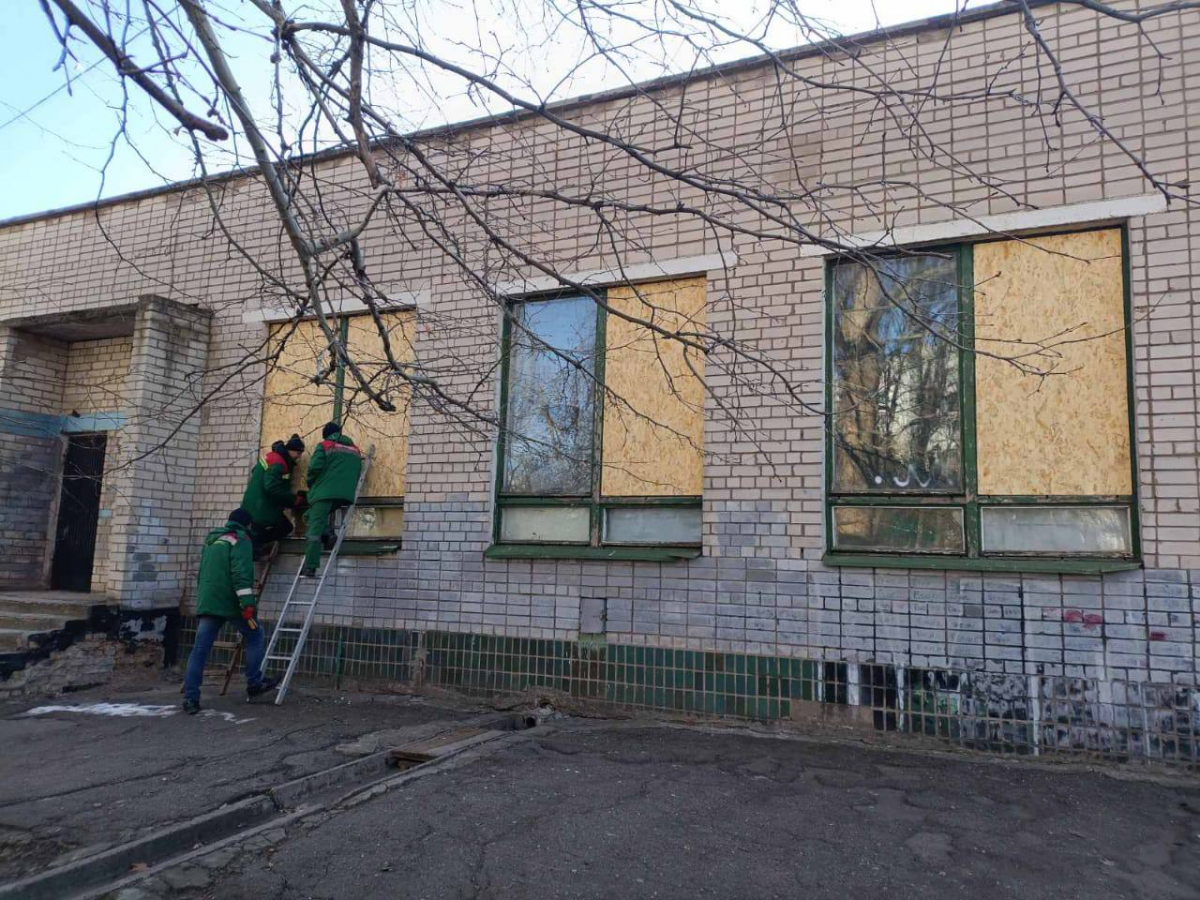 Внаслідок ворожої атаки Хортицького района Запоріжжя були пошкоджені дитяча лікарня і школа - фото
