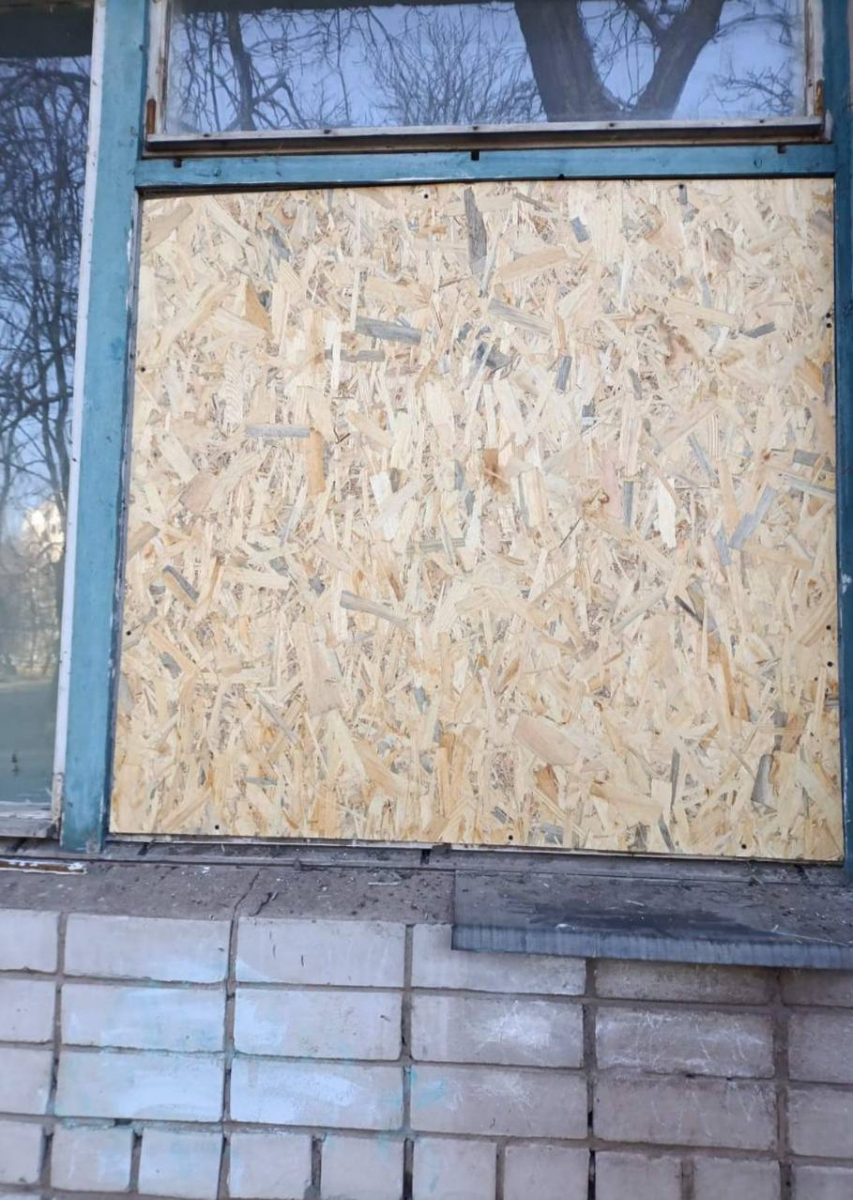 Внаслідок ворожої атаки Хортицького района Запоріжжя були пошкоджені дитяча лікарня і школа - фото