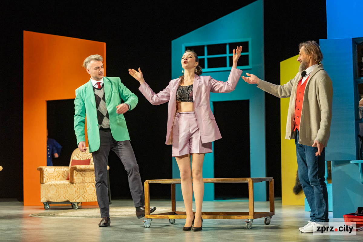 Запоріжців на дві години занурять у безтурботне французьке життя - прем'єра у театрі імені Магара (фото)