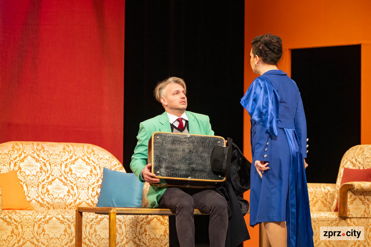 Запоріжців на дві години занурять у безтурботне французьке життя - прем'єра у театрі імені Магара (фото)