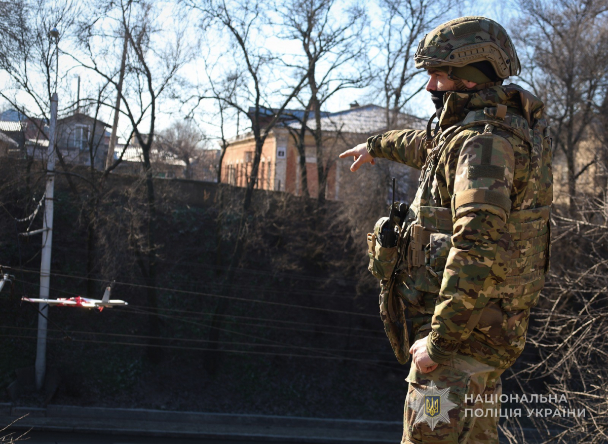 Завис над дорогою: у Запоріжжі російський дрон з вибухівкою заплутався у дротах (фото)