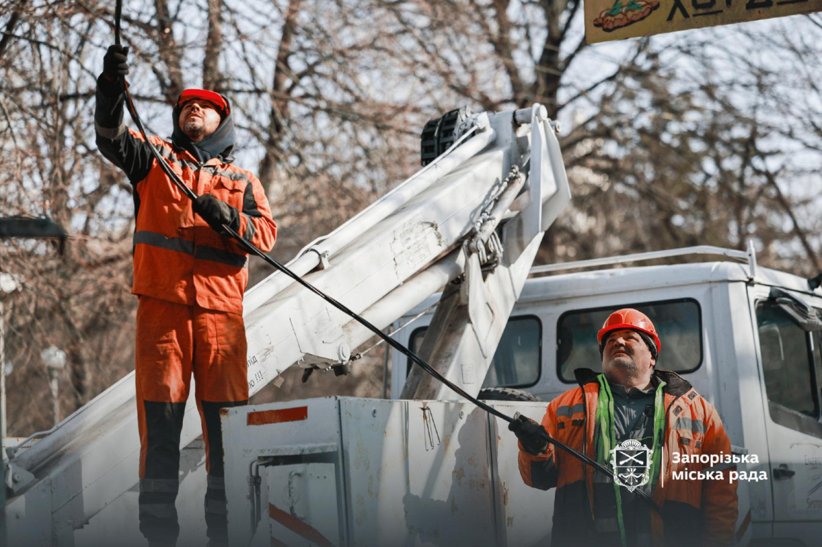 Акцент на пішоходах: у Запоріжжі освітили один із найжвавіших переходів (фото, відео)