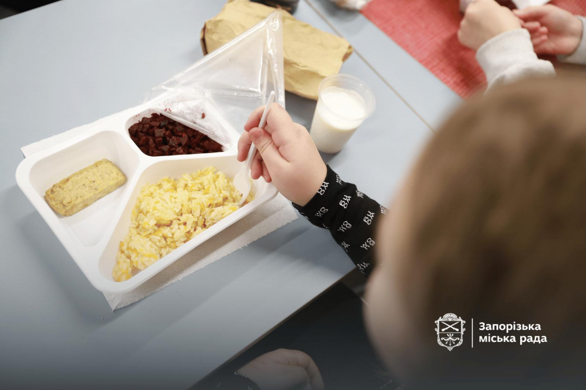 "Діти люблять вермішель і картопляне пюре": як у Запоріжжі та області годують школярів