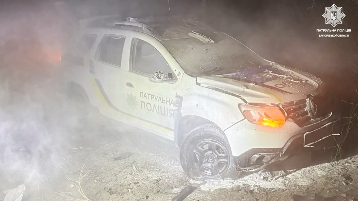 У Запоріжжі дрон влучив у службове авто поліції.