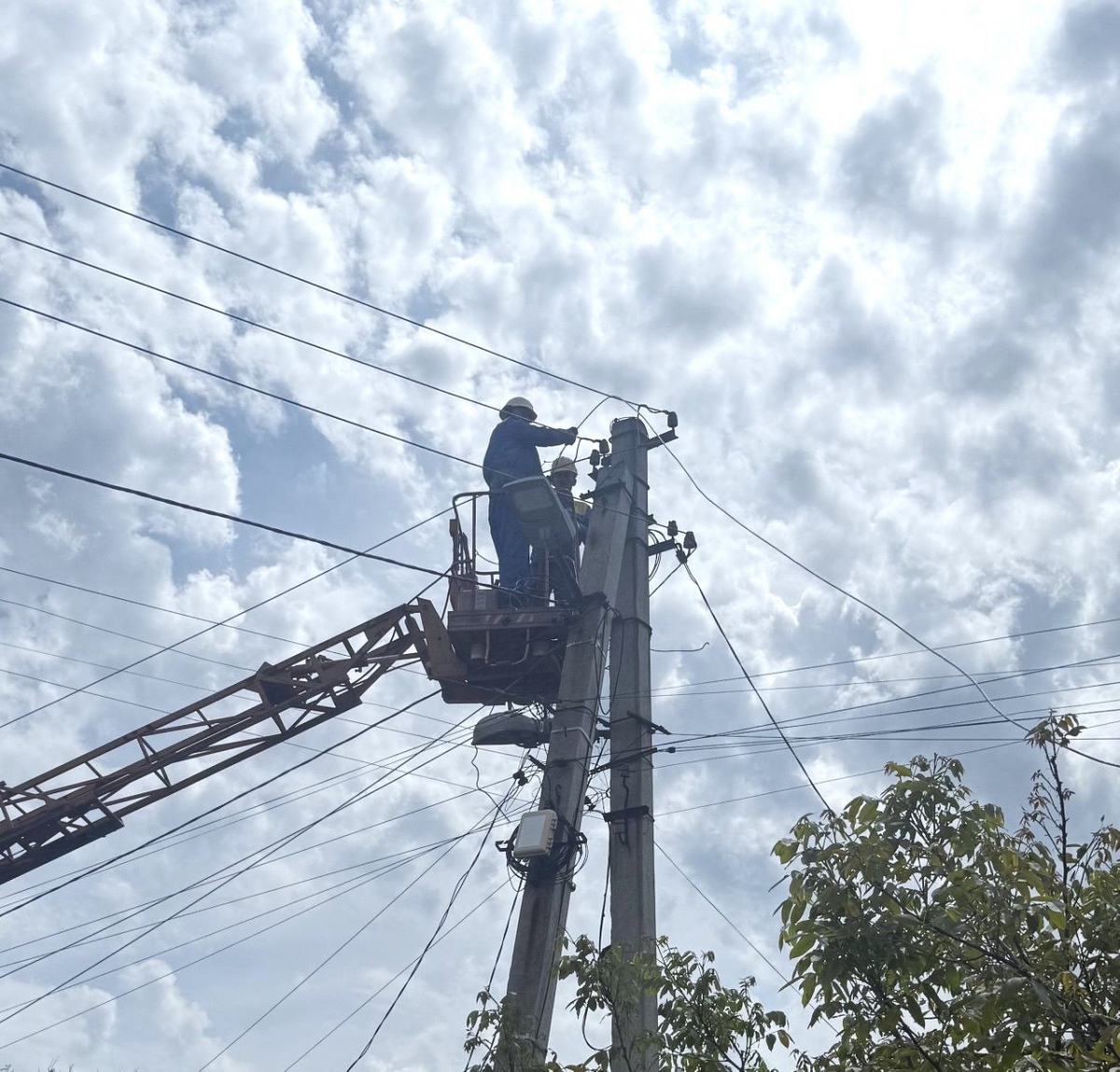 У Запоріжжі енергетики повернули світло після обстрілів, фото: АТ  "Запоріжжяобленерго" 