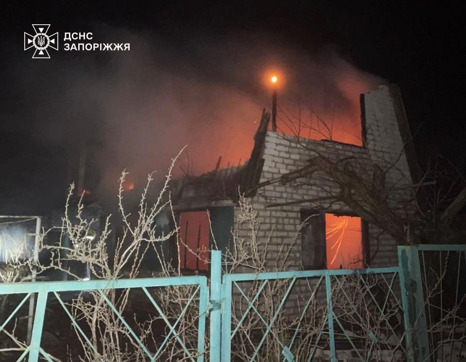 Горів дачний будинок і легковик: за добу на Запоріжжі ліквідували п’ять пожеж (фото)