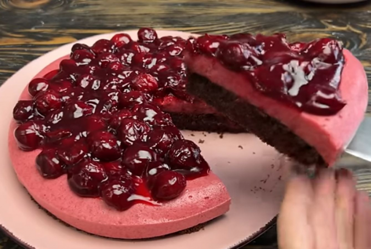 Шоколадний пісний торт з вишнями за рецептом Лізи Глинської, скріншот з відео