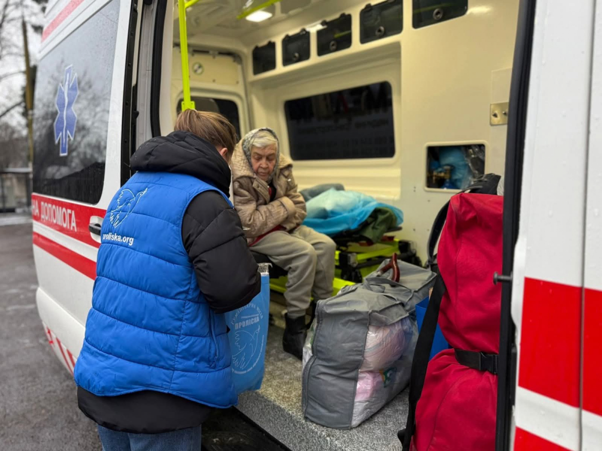 Евакуація мешканців із тяжкими захворюваннями з прифронтових сіл Запорізької області. Фото: гуманітарна місія «Проліска».
