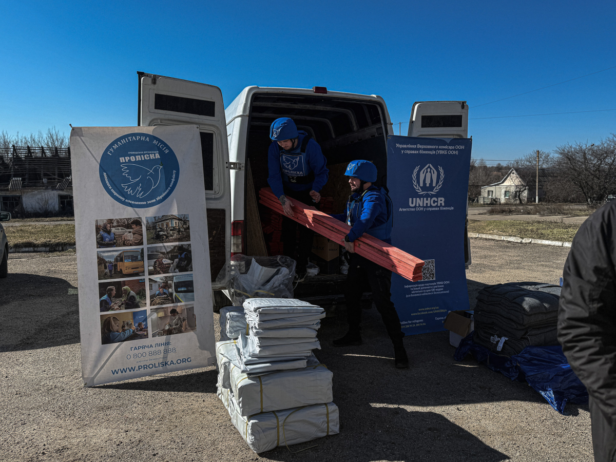 «Коли летить FPV — діти ховаються під деревом»: як під постійними обстрілами живе село Біленьке на Запоріжжі (фото)