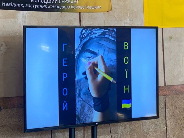 "Крізь ці портрети ми бачимо життя": у Запоріжжі відкрили виставку на честь загиблих і зниклих Героїв (фото)