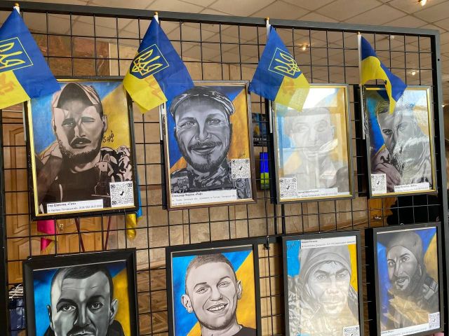 "Крізь ці портрети ми бачимо життя": у Запоріжжі відкрили виставку на честь загиблих і зниклих Героїв (фото)