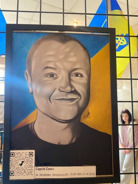 "Крізь ці портрети ми бачимо життя": у Запоріжжі відкрили виставку на честь загиблих і зниклих Героїв (фото)