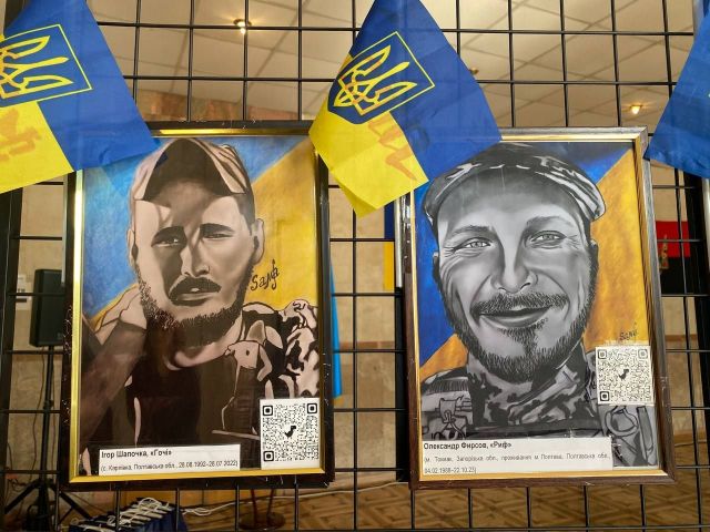 "Крізь ці портрети ми бачимо життя": у Запоріжжі відкрили виставку на честь загиблих і зниклих Героїв (фото)