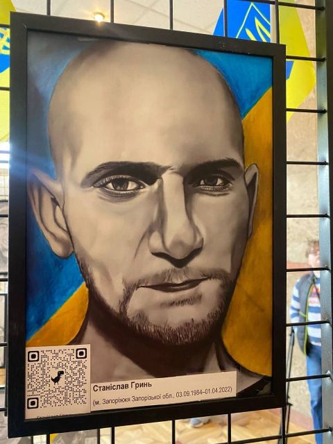 "Крізь ці портрети ми бачимо життя": у Запоріжжі відкрили виставку на честь загиблих і зниклих Героїв (фото)