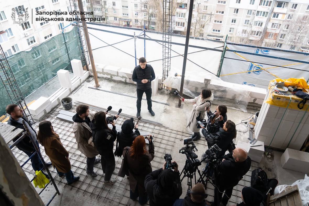 Квартири зводять «з нуля»: як у Запоріжжі відновлюють будинок після удару КАБа (фото, відео)