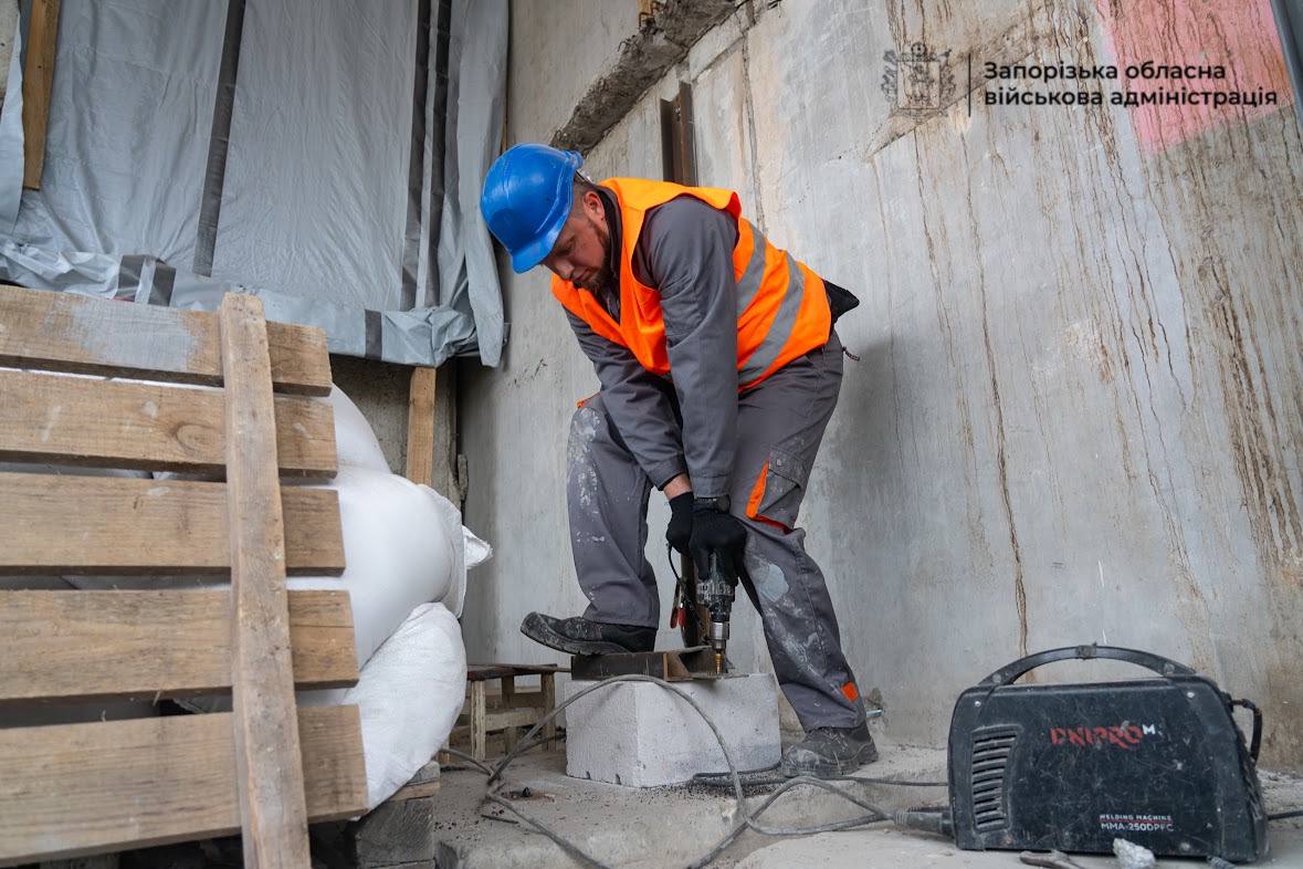 Квартири зводять «з нуля»: як у Запоріжжі відновлюють будинок після удару КАБа (фото, відео)