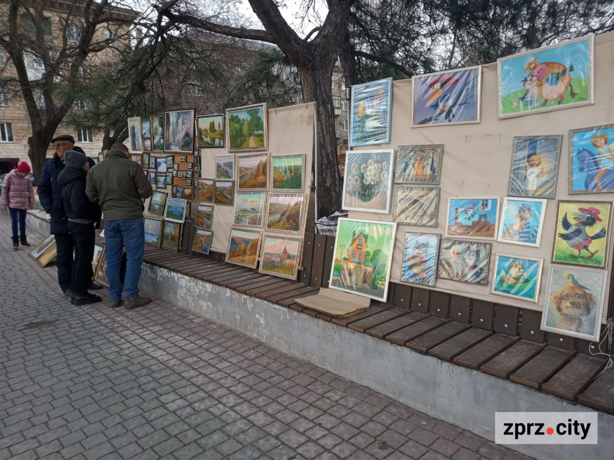 Майдан Митців у Запоріжжі: як вернісаж біля фонтану виглядає на початку весни (фото)