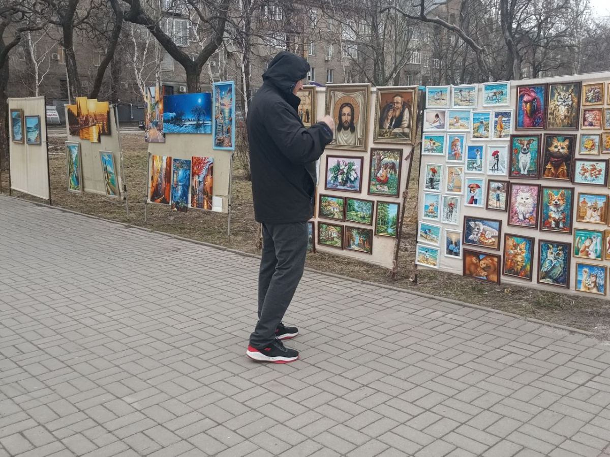 Майдан Митців у Запоріжжі: як вернісаж біля фонтану виглядає на початку весни (фото)