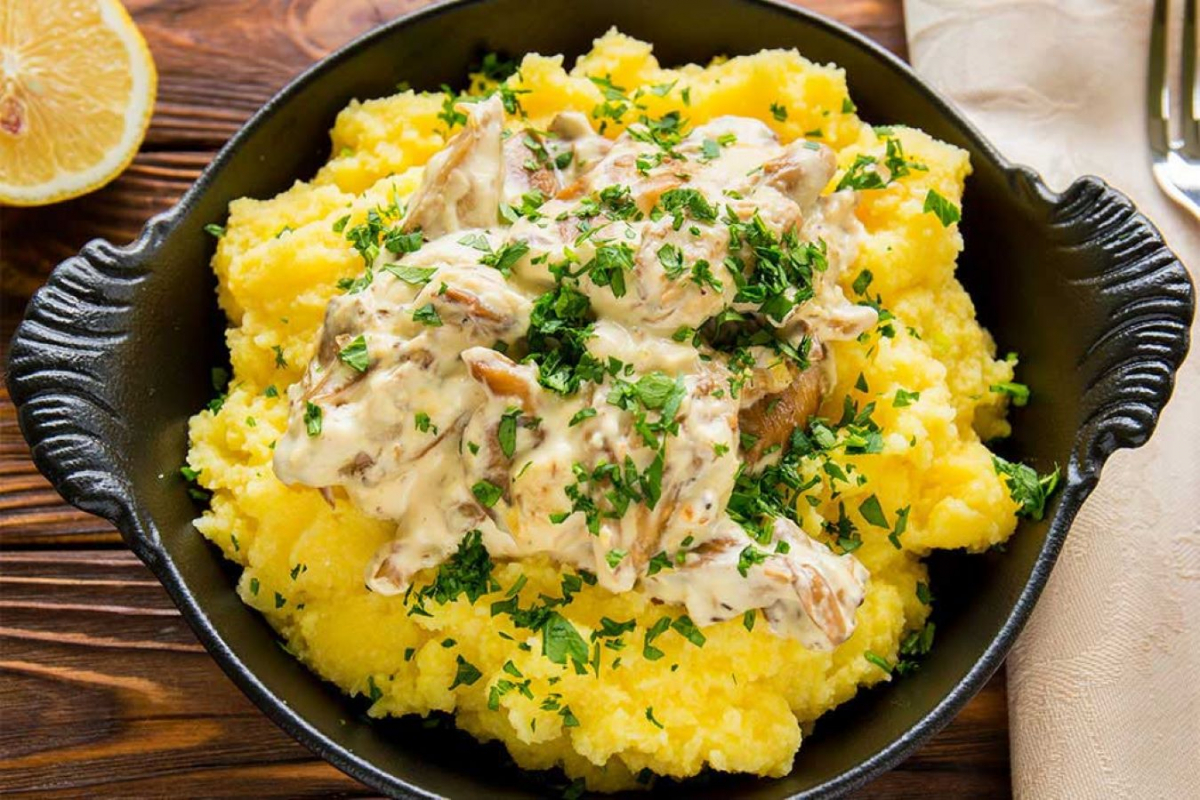 Майже пісна страва з кукурудзяної крупи: готуємо поленту з грибами за рецептом Євгена Клопотенка